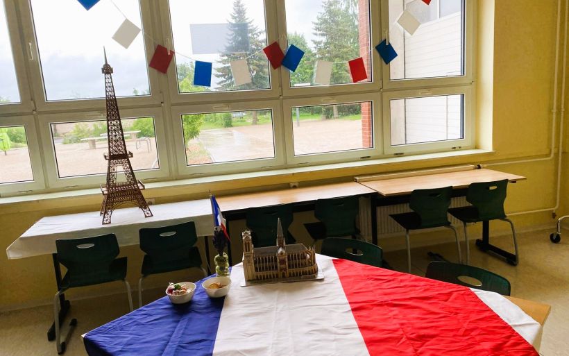 Tisch mit französischer Flagge und anderen französischen Deko-Artikeln